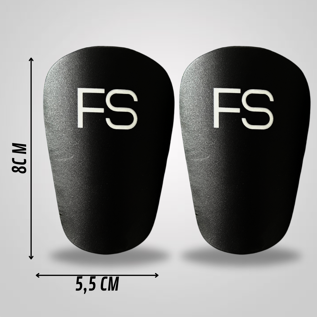 Bild von schwarzen FS Mini Shinpads mit weißem Logo mit maßen 8cm x 5,5 cm