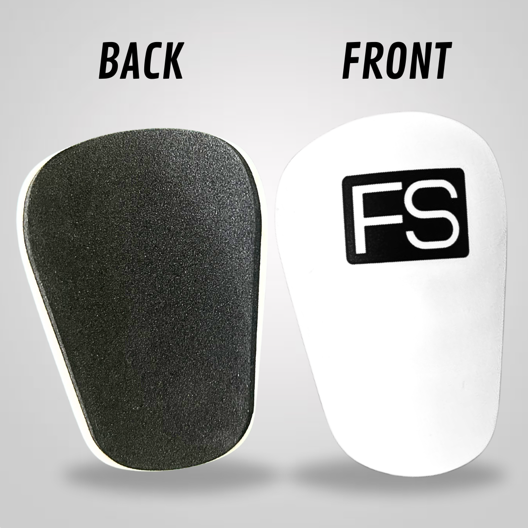 Bild von weißen FS Mini Shinpads mit Logo